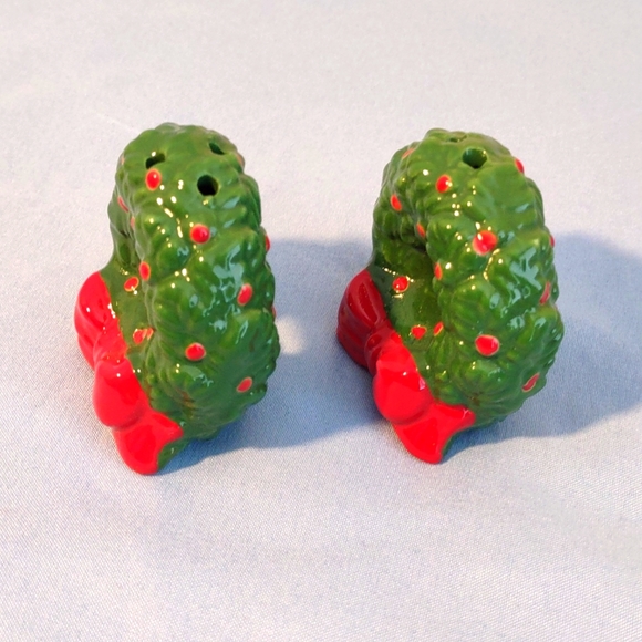 Sonoma Wreath Salt & Pepper Shakers - Picture 2 of 4